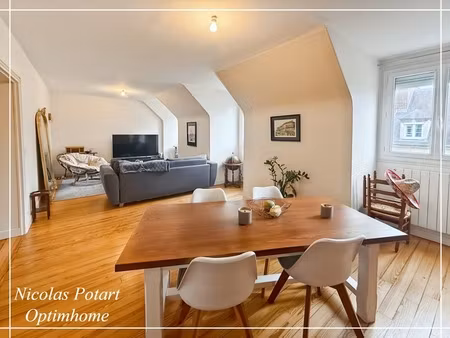 hypercentre compiègne – dernier étage lumineux avec stationnement