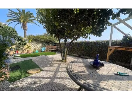 location appartement  90 m² t-3 à hyères  1 210 €