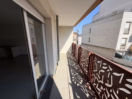 3 pièces avec balcon et parking  idéalement situé à proximit