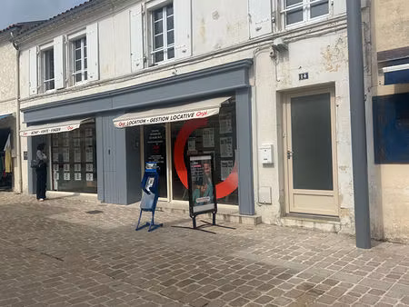 immeuble de rapport - local commercial loué + appart vide rue des halles fouras