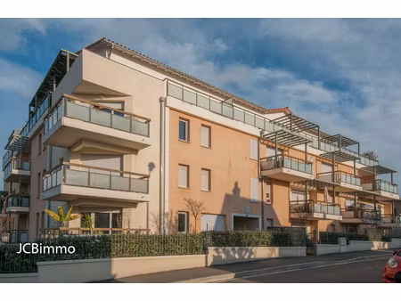 t3 avec terrasse et parking