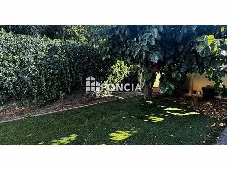 maison de 90m2 plain pied avec garage et jardin arboré composé d'une pièce à vivre  cuisin