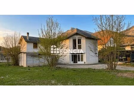 bassens ensemble de deux maisons mitoyennes sur 867 m2 de terrain plat proche tous service