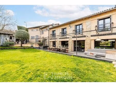 ancien cuvage de 1850 à la rénovation contemporaine avec dépendances et piscine