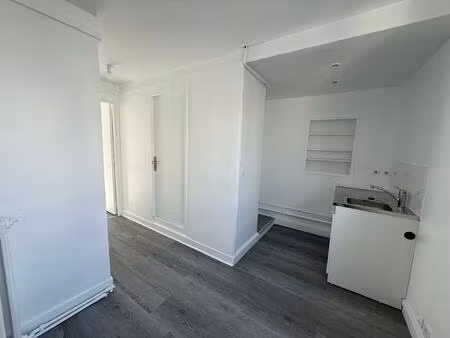 charmant f2 de 46 m² entièrement rénové – 6ᵉ étage avec ascenseur – paris 18ᵉ