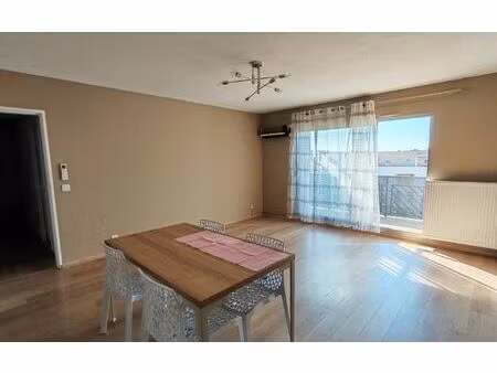 location appartement  m² t-3 à les angles  852 €