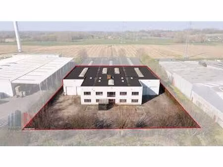 immeuble commercial très bien situé à vendre à mollem