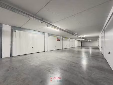 un garage très spacieux situé en plein centre.