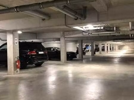 waterloo | parkings intérieurs à saisir