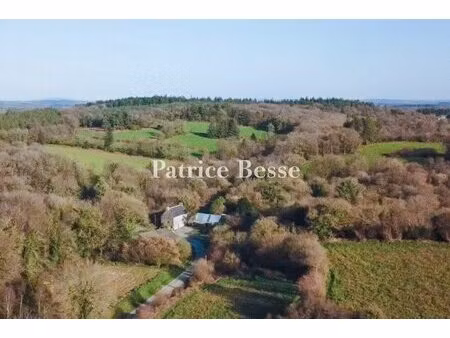 près de guerlesquin  dans la campagne du trégor  une ancienne ferme avec dépendances sur..