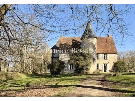 dans la campagne berrichonne  un manoir du 16e s. entouré de douves et son domaine de 22..