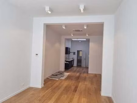 beau rez commercial remis à neuf (à 300m de la grande pla...