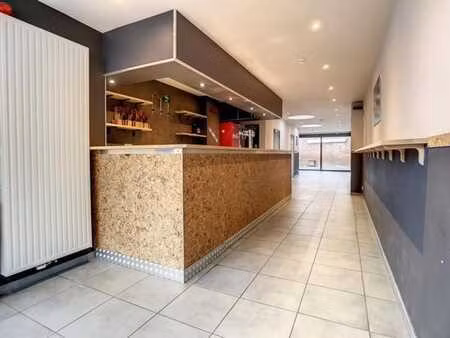 café/bar avec terrasse et facilité de parking. libre le 1er