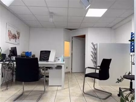 excellente localisation et parking à 20m de la place