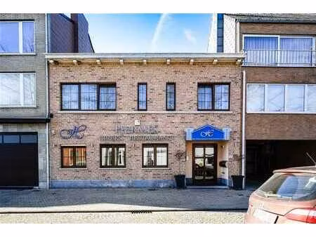 commerce + 2 appartements  opportunité d’investissement!