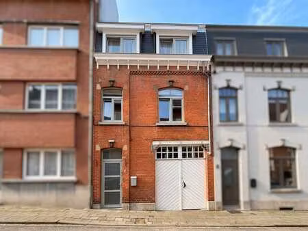 sous option très jolie maison de ville dans une rue calme pr