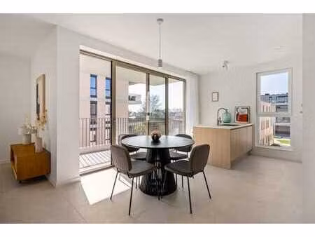 spacieux appartement de trois chambres avec terrasse