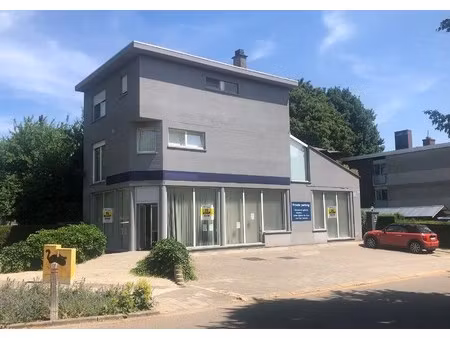 lichtrijke kantoorruimte met 5 staanplaatsen