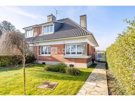 coup de coeur pour cette maison semi-individuelle  3 ch  jardin  garage et passage côté