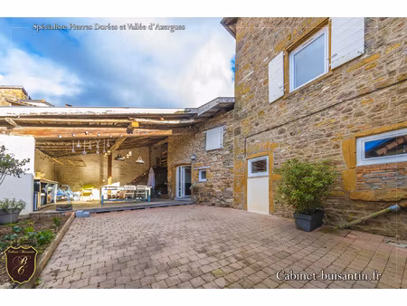 maison de village en pierres avec dépendances