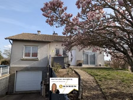 maison 3 chambres + 1 bureau + salle de jeu . grand terrain