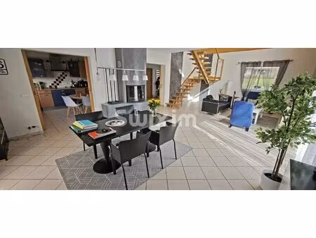 villa traditionnelle avec piscine sécurisée et garages