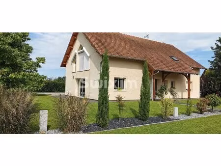 construction traditionnelle avec piscine sécurisée et garages