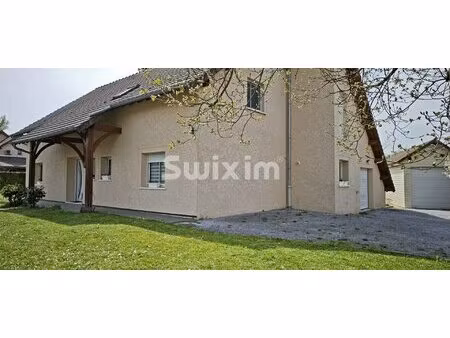 villa traditionnelle avec piscine sécurisée et garages