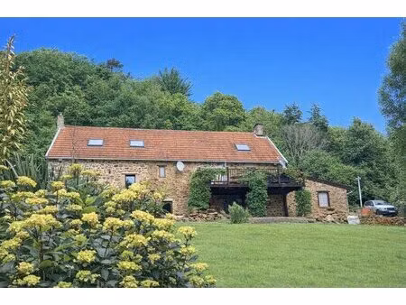 spacieuse maison de campagne avec parc et bois  située au calme et offrant une vue...
