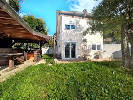 maison de 160 m2 avec bureaux et locaux de stockage attenants de 110 m2 à...