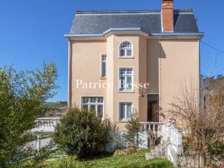 dans le beaujolais vert  dans un village proche du lac des sapins  une maison de maître de