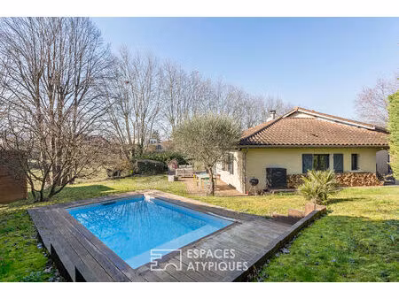 maison avec jardin paysagé et piscine