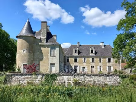 vienne - authentique château xve  xviiie et xixe ismh à restaurer - terrain de 4.3...