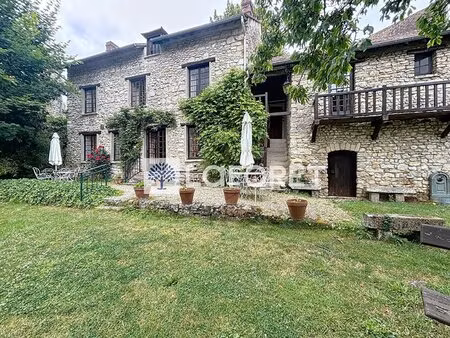 bâtisse coeur de village avec maison annexe et grange en parfait état