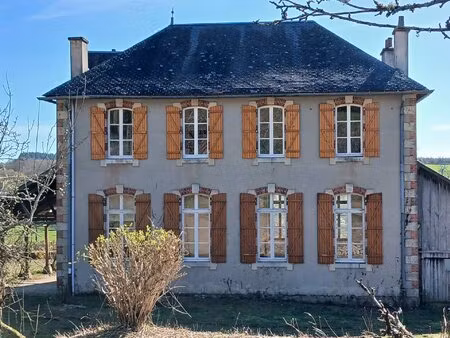 ancienne école à rénover dans un petit hameau au calme avec très belle vue sur le morvan à