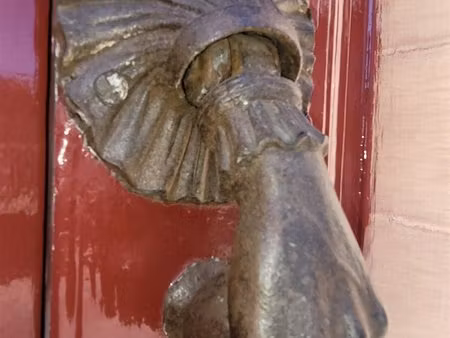 villa historique pleine de caractère près du port. grands jardins clos en pierre. bed &...