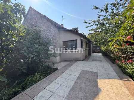 maison familiale au milieu de son jardin