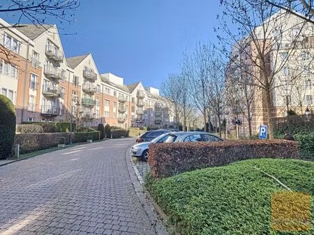 gezellig 3 slaapkamerappartement met klein terras en kelder.