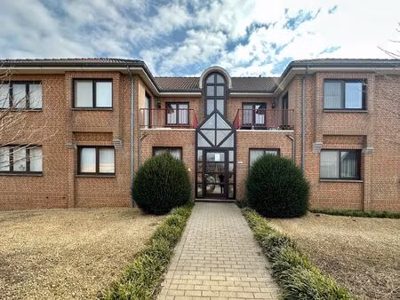 gelijkvloers appartement met 2 slaapkamers  terras en privé garagebox