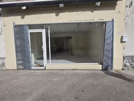 local commercial au coeur d'etauliers