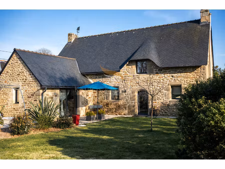 ancienne petite chaumiere renovee au sein d'un hameau breton