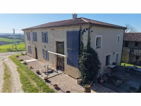 découvrez une maison d'exception où le charme de l'ancien renc