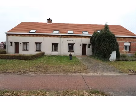 woning met 4 slaapkamers  terras met tuin en garage.