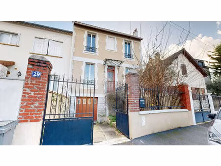 maison ancienne sur une grande parcelle donnant sur deux rues