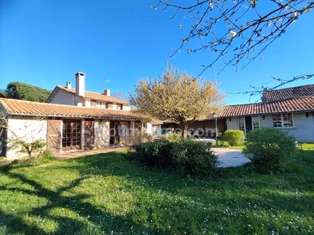 charente  proche la rochefoucauld  maison 200 m²  piscine couverte avec terrain 5529 m²