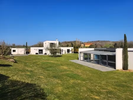 magnifique maison moderne avec piscine intérieure et spa