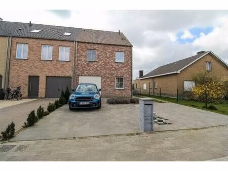 nieuwbouw halfopen bebouwing met zonnige tuin