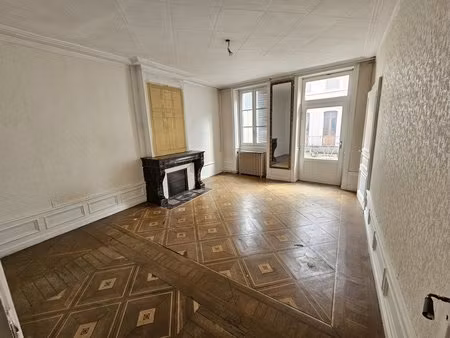 centre-ville e saint-claude : appartement de 140 m2 en duplex à rénover totalement