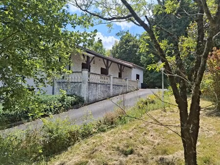 charmante maison de campagne à alloue avec vastes garages  dépendance et spa