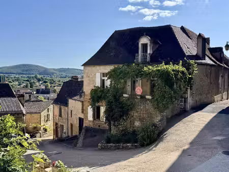maison au coeur d'un des plus beaux villages de france  à rénover  avec appartement...